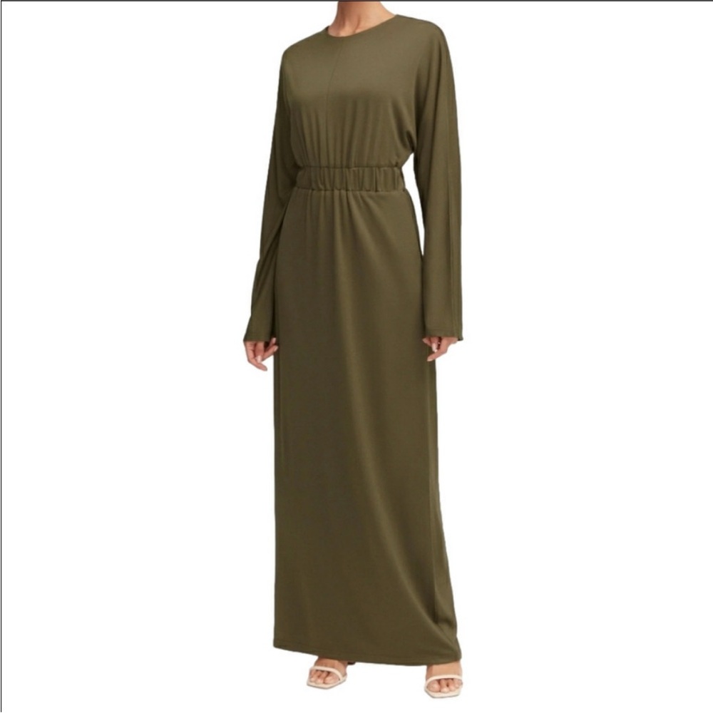 Veiled Collection Adelynn Jersey Batwing Maxi Dress 
Size Medium